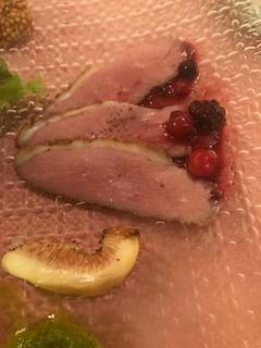 フランス産鴨胸肉のスモーク 木苺と蜂蜜のソース