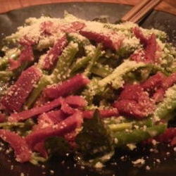 馬肉ベーコンと緑色野菜の粉雪サラダ