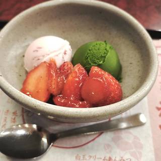 いちごと抹茶の2色アイス