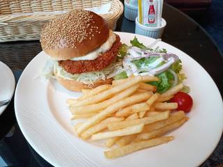 チーズとアボガドのバーガー