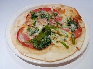 千葉産小松菜とモルタデッラといすみ産カチョカヴァロのピッツァ