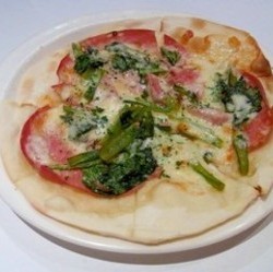 千葉産小松菜とモルタデッラといすみ産カチョカヴァロのピッツァ