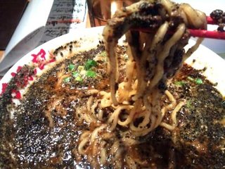 黒　胡　麻　坦　々　麺