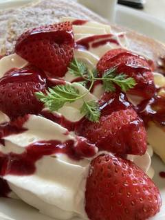 苺とクレームブリュレのパンケーキ～フランボワーズソース～