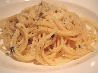 オレガノとパルミジャーノのスパゲッティーニ