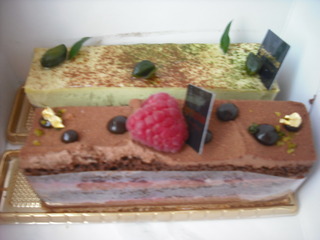 チョコケーキ、抹茶のムースケーキ