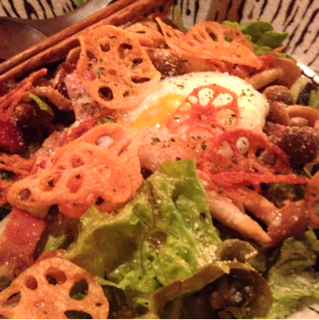 キノコとベーコンの温玉サラダ