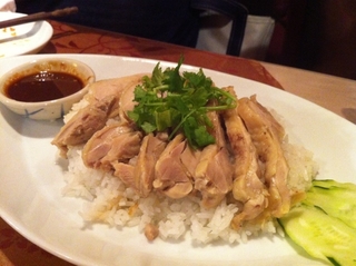 蒸し鶏のせ炊き込みご飯「カオ・マン・ガイ」
