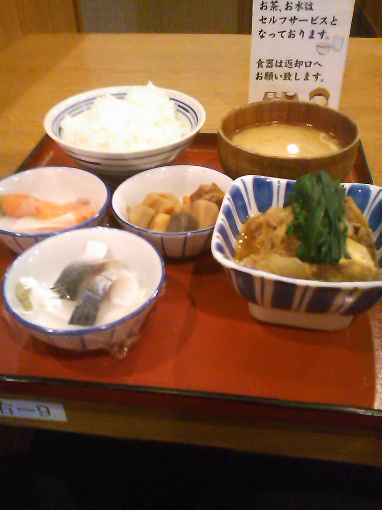 お昼の四品定食