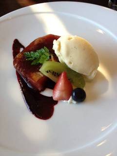 カシスの香る いちじくとフランボワーズ テリーヌ グランマニエのアイス添え