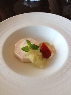 桃のセミフレッドとコンポートジュレ 