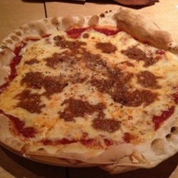 ひき肉とパルメザンチーズのピザ