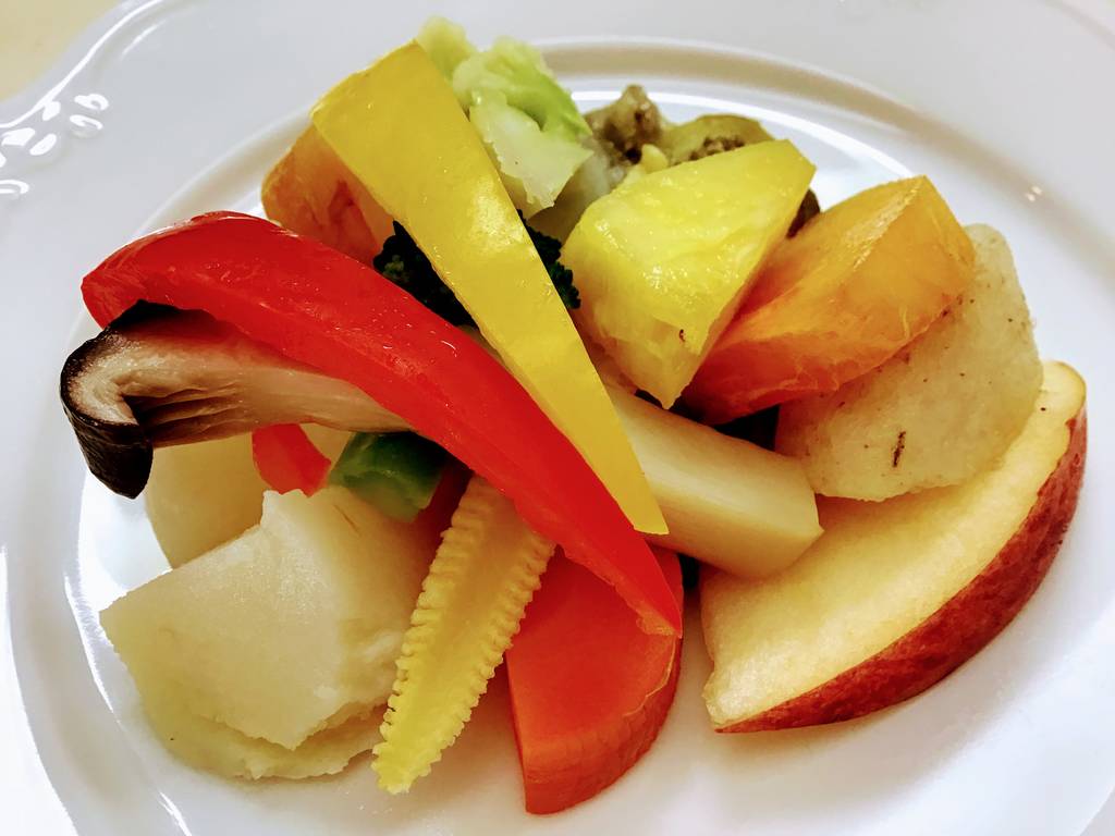 彩り温野菜のサラダ、パルメザンチーズと生塩麹のドレッシング