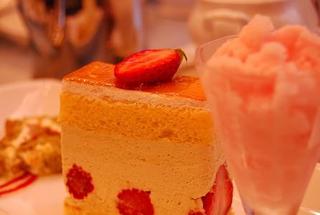 苺とピスタチオのケーキ