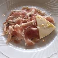 燻製生ハム“スペック”とアジアーゴチーズ