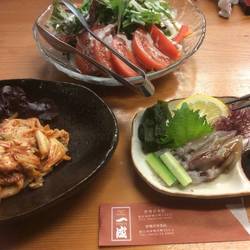 地産地消の季節野菜サラダ（上）と魚介類のお刺身（右）豚キムチ（左）