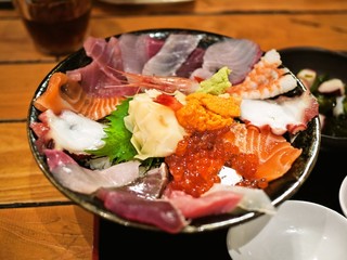 渋谷 こぼれイクラめしにワンコインまぐろ丼も こだわり魚介が楽しめる海鮮丼ランチ4選 Favy ファビー