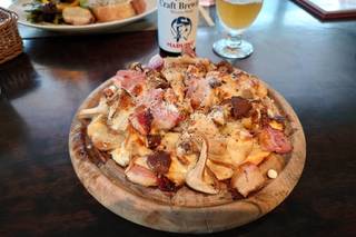 平田牧場三元豚無添加ベーコンと旬のたっぷりキノコピザ