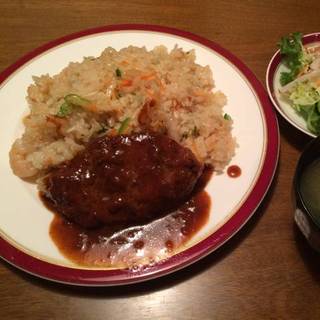 エビピラフハンバーグ添え