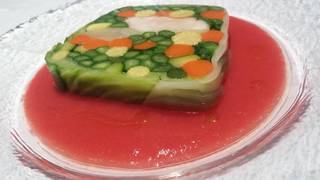 トマトのクーリに浮かべた金目鯛のミキュイ　春野菜のテリーヌ