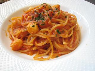 ホタテ小柱と野菜のピリ辛トマトソース　スパゲッティ