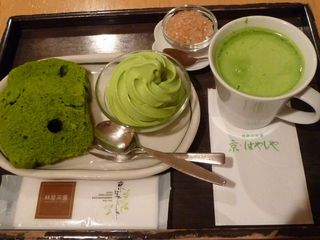 抹茶蒸しパンと抹茶ミルク