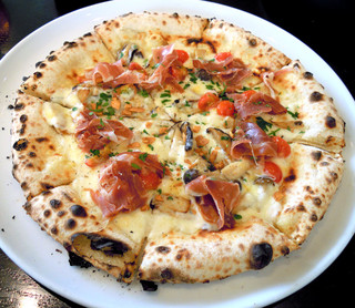 キノコと生ハム ホワイトソースのピッツァ