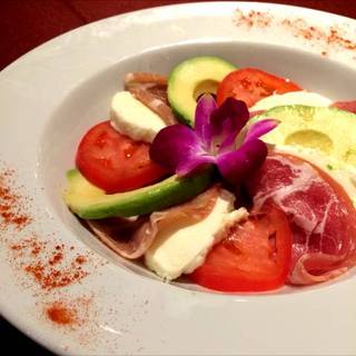 モッツァレラとアボカド 生ハムとトマトのカプレーゼ