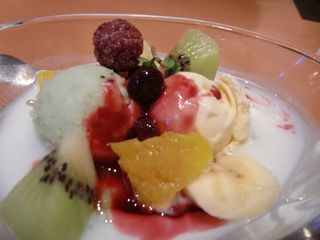 アイスクリームと季節の果物