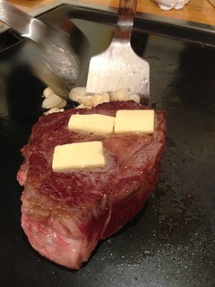 巨大な肉の塊ステーキ