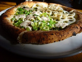 野沢菜のピザ・レンコンのピザ（ＨＡＲＦ＆ＨＡＲＦ）