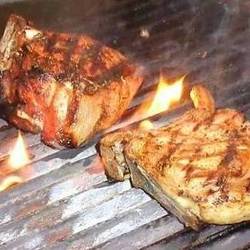 骨付き豚肉の炭火焼