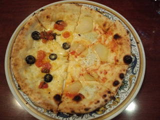トマトとオリーブ、ジャガイモの２種類ピザ