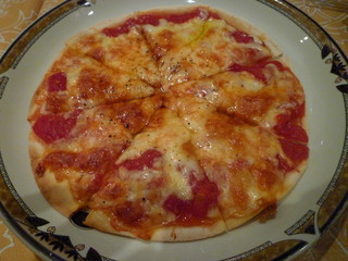トマトソースとチーズのシンプルなピッツァ
