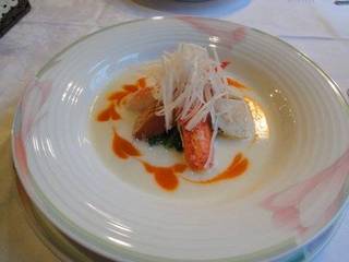 オマール爪と旬の魚介と春野菜のナージュ　蕪とパプリカのスープ仕立て