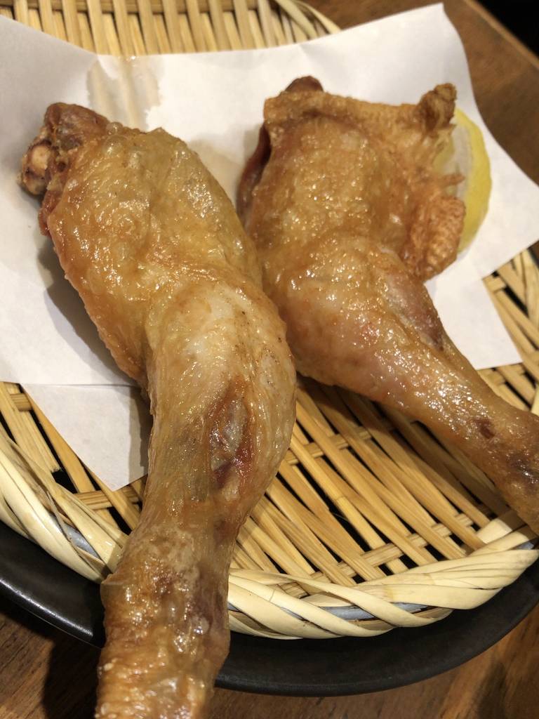 竹のかごに並ぶ2本の手羽先