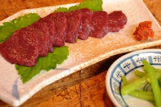 サクラ肉の刺身