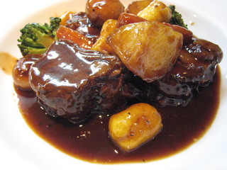和牛肉と季節野菜の赤ワイン風味やわらか煮込み