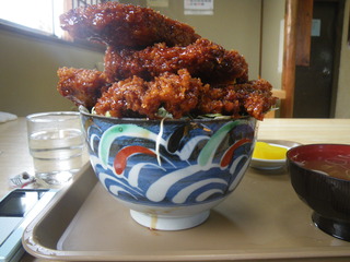 どんぶりからはみでるほどのカツが3枚のった磐梯カツ丼