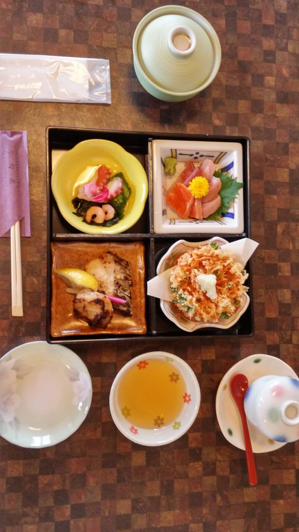 ５６００円コース、刺身、桜海老のかき揚げ、むし、蒲焼き、寿司、デザート。どれも凄く美味しかったです