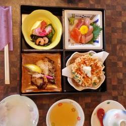 ５６００円コース、刺身、桜海老のかき揚げ、むし、蒲焼き、寿司、デザート。どれも凄く美味しかったです