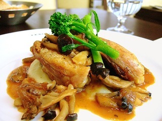 ひな鶏骨付もも肉のロースト　フォレスティ