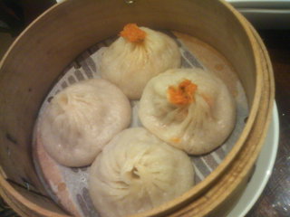 蟹肉と蟹ミソ入り小籠包＆豚肉小籠包