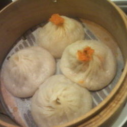 蟹肉と蟹ミソ入り小籠包＆豚肉小籠包