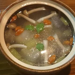 生薬入り貝柱・フキ・旬菜のスープ