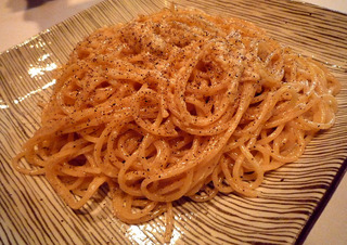 パルメザンチーズの器で和えたスパゲティ