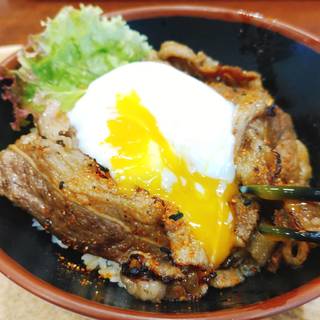 牛カルビ焼肉丼　温泉玉子トッピング