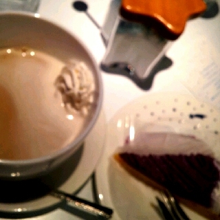 紫芋のタルトとカフェオレ