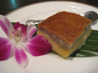 タロイモケーキココナッツアイス添え