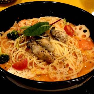 牡蠣と海老と冬野菜のトマトクリームスープスパゲッティー